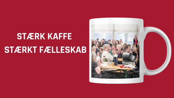 Illustration af en invitation til 1. maj i FOA SOSU. På en rød baggrund ses en hvid kaffekop med et billede af en forsamling af mennesker i et telt, der deltager i et arrangement. Til venstre for koppen står teksten 'STÆRK KAFFE – STÆRKT FÆLLESSKAB' i hvide, fede bogstaver.